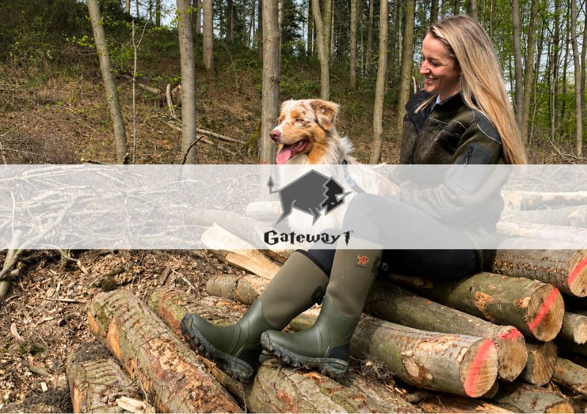 Frau mit Hund im Wald mit Gateway Gummistiefeln