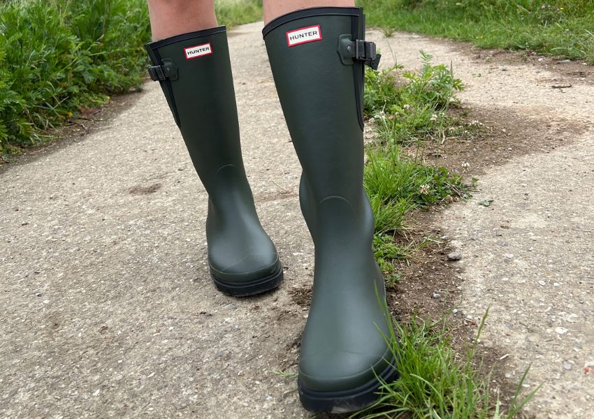 Huntergummistiefel in oliv im Feld
