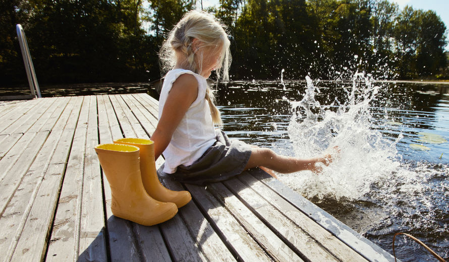 Kinder mit Gummistiefeln im Freien