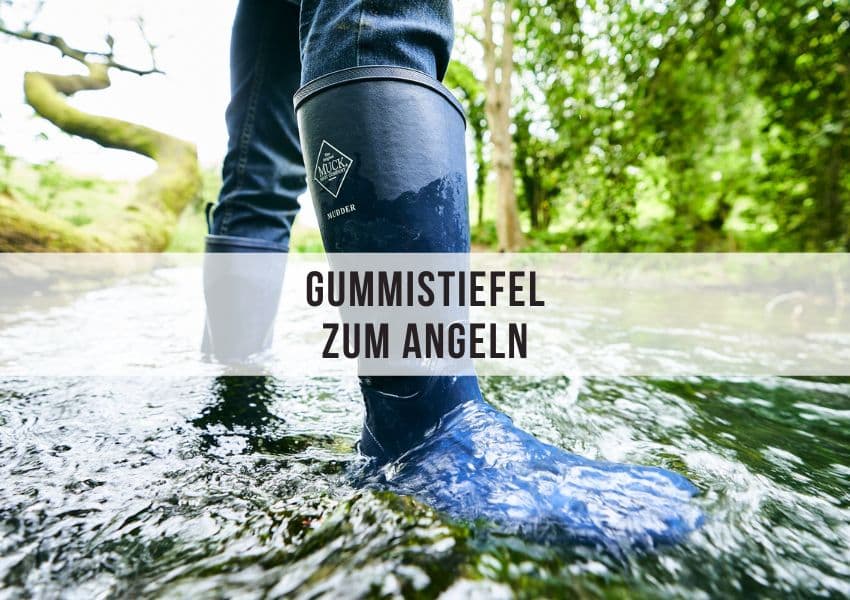 Angler mit wasserdichten Gummistiefeln am Seeufer